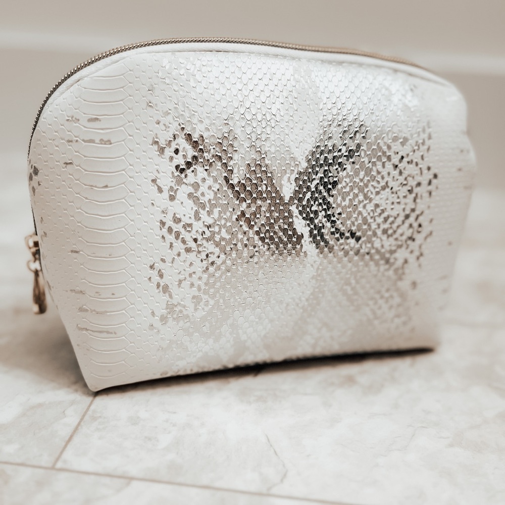 Cosmetic / toiletries bag